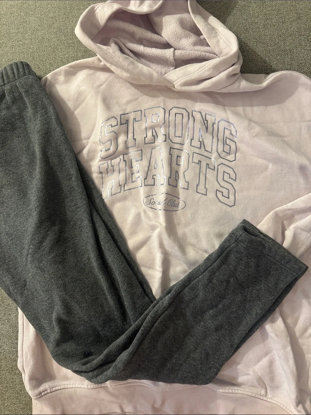 5/$15- Girl’s outfit size large